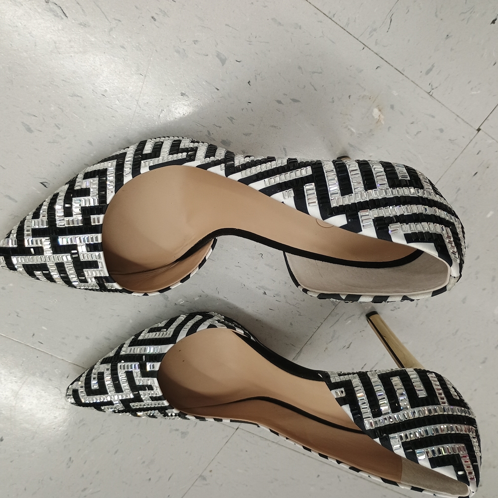 INC International Concepts White Heels with Geometric Design